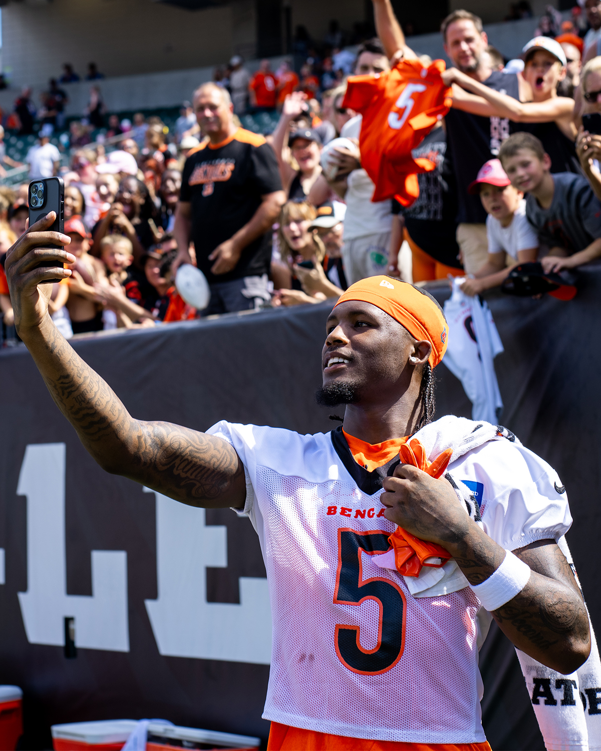 Picture of Tee Higgins taking Photos with fans on Back together Saturday